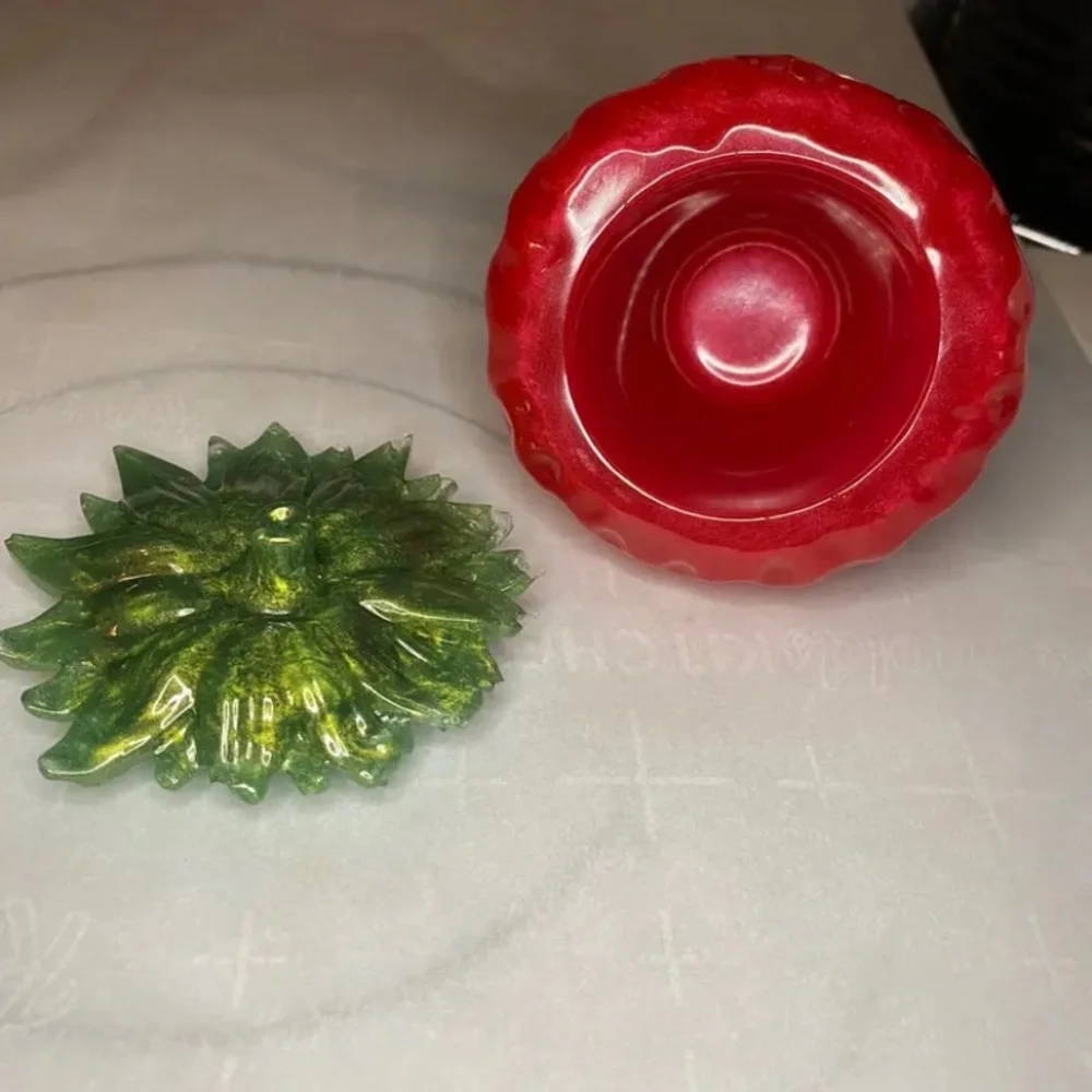 Resin jewelry holder with a lid